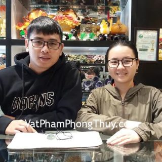 Chị Nhung - khách hàng mua mặt phật bản mệnh phỉ thúy tuổi Ngọ S6507-5 và tuổi Tuất S6864-8