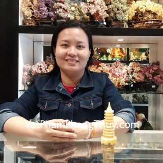 Chị Dương - khách hàng mua chuỗi thạch anh tóc bạch kim S6752-1927 và tháp văn xương hoàng long 9 tầng GM060